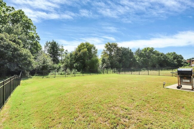 Building Photo - Welcome to this spacious 4 bedroom, 2.5 ba...
