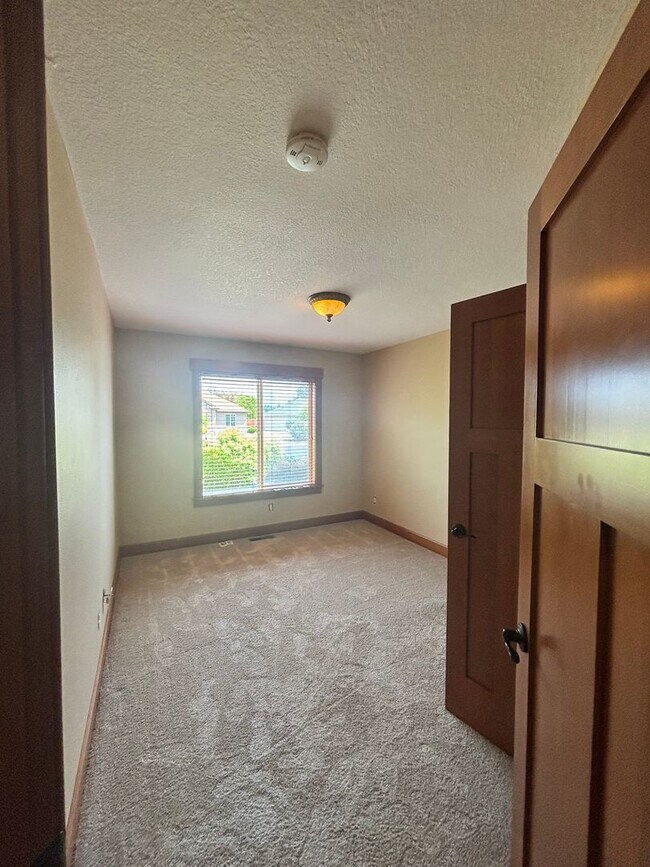 Building Photo - Spectacular Oregon City Single Level