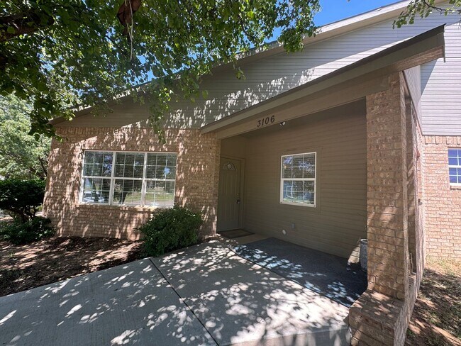 Building Photo - 2 Bed 2 Bath Town Home Available
