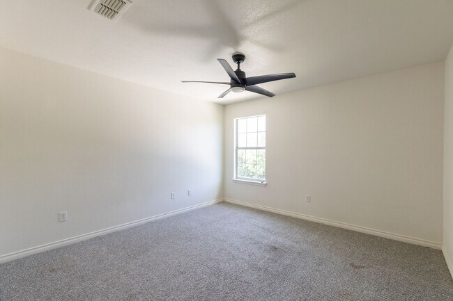 Building Photo - 3310 Silver Oaks Dr