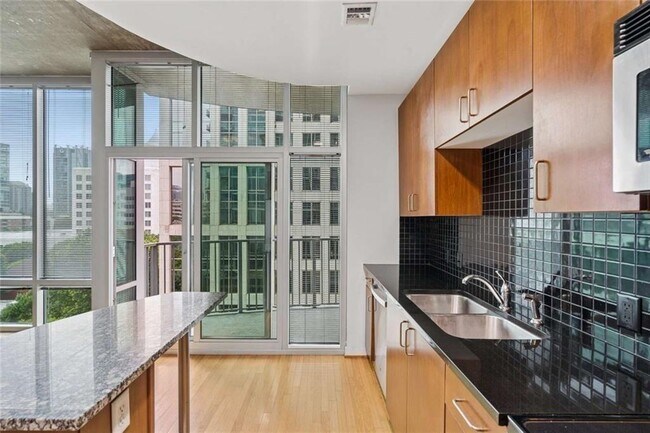 Building Photo - 943 Peachtree St NE
