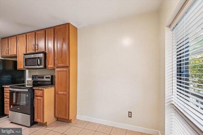 Building Photo - 300 Hilltop Ln