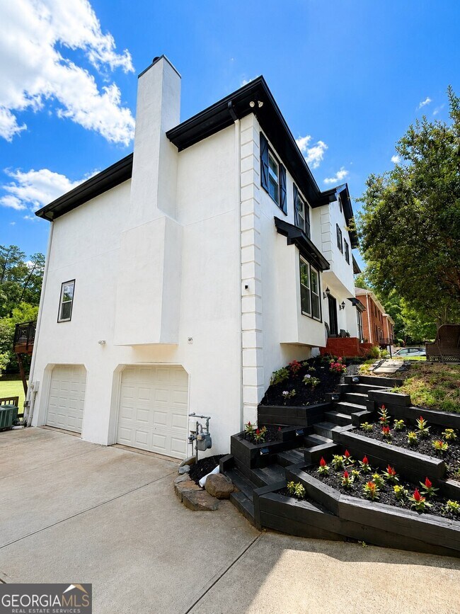 Building Photo - 8945 Carroll Manor Dr