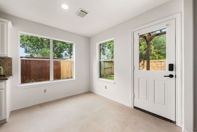 Building Photo - 3022 Glenthorpe Ln