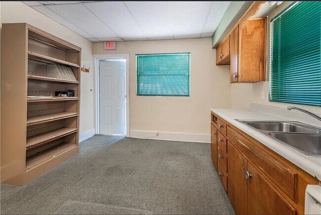 Building Photo - 638 E Tarpon Ave