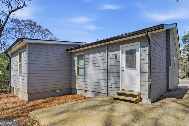 Building Photo - 250 Maple St