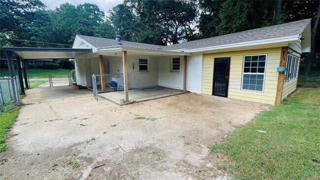 Building Photo - 3410 Milan Dr
