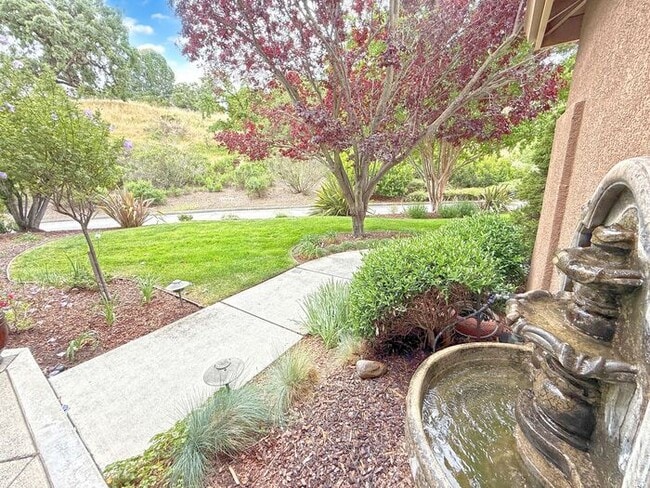 Building Photo - 5881 Capilano Dr