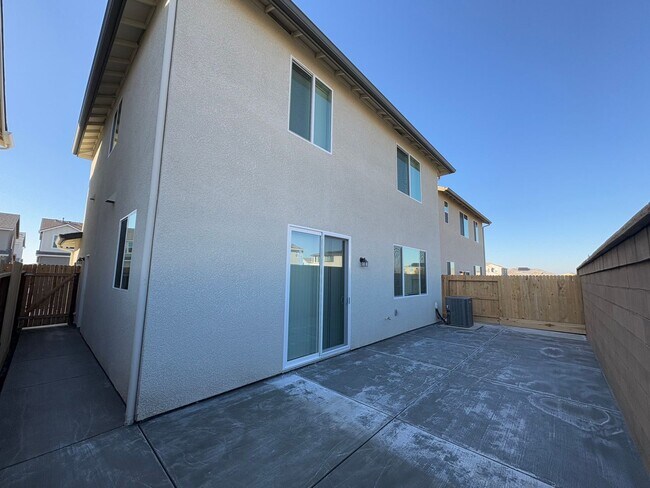 Building Photo - Newly built Woodside home located in Huckl...