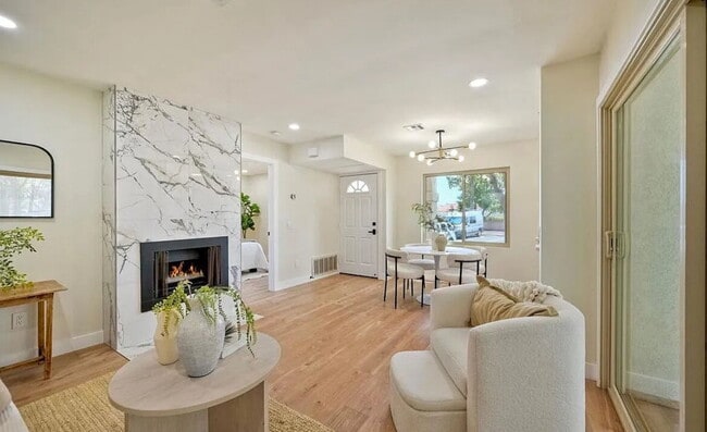 Building Photo - Stunning corner-unit condo in prime West M...