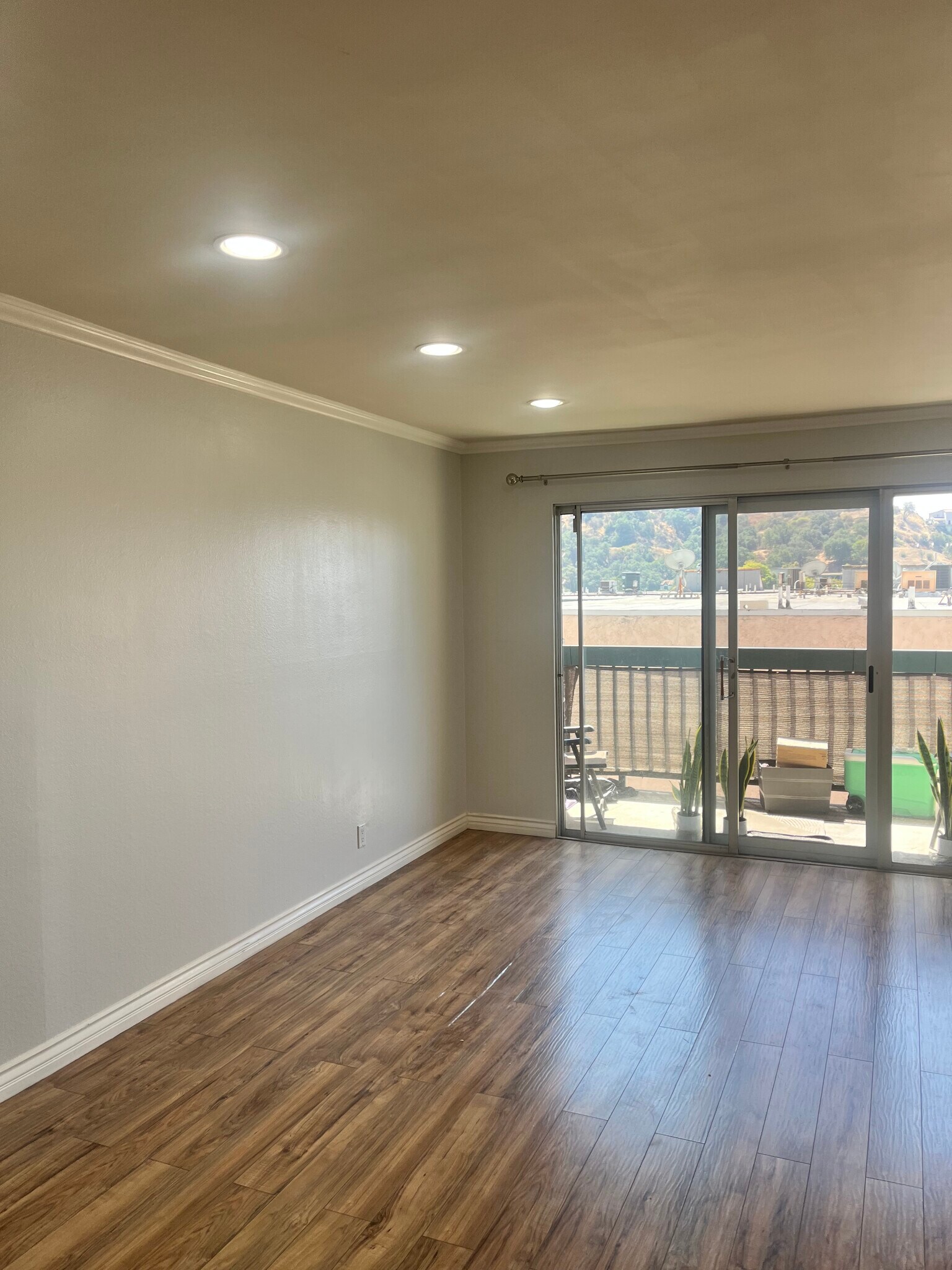 living room /w balcony - 2940 N Verdugo Rd