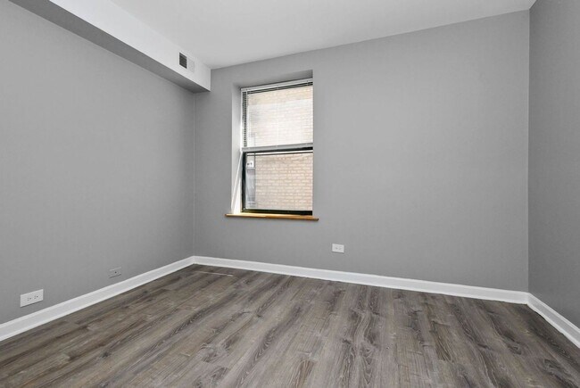 Building Photo - Three Bedroom in South Shore