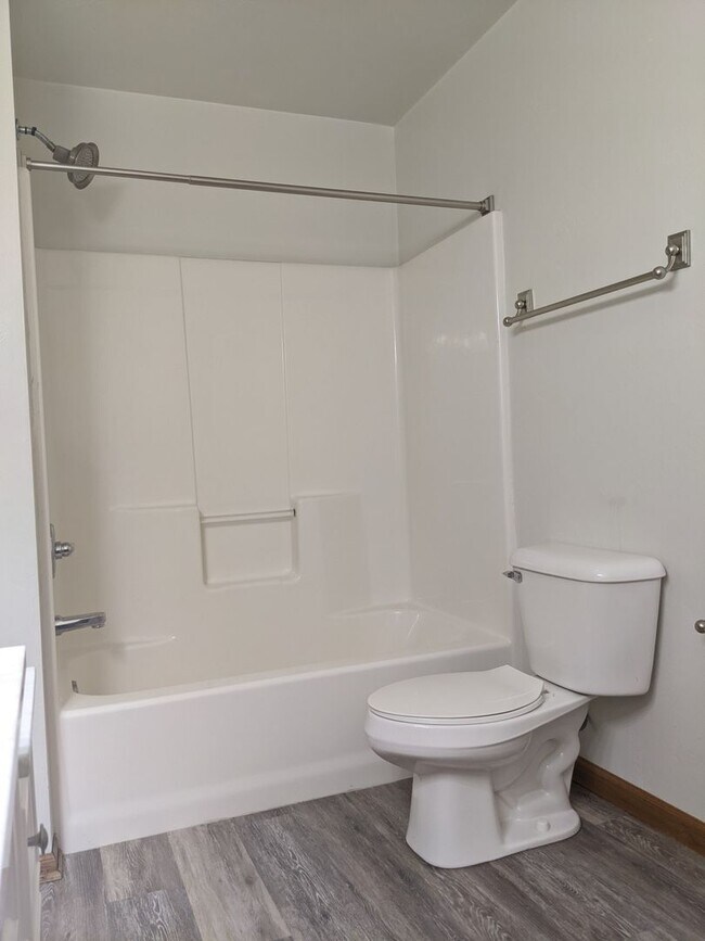 Building Photo - Welcome Home to this Grand Chute Condo!