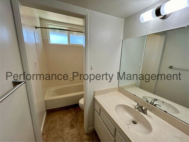 Building Photo - 2716 Catalina Dr