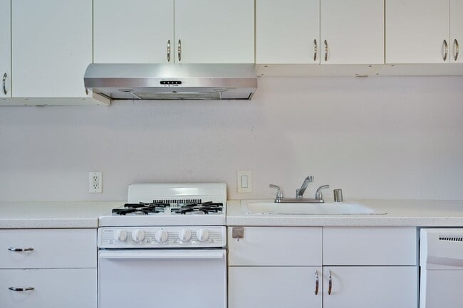 Building Photo - Private ADU with Fenced Yard, Indoor Laund...