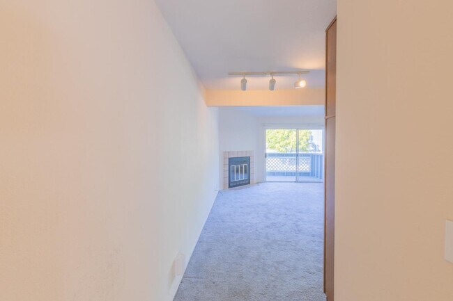 Building Photo - 1527 Four Oaks Cir