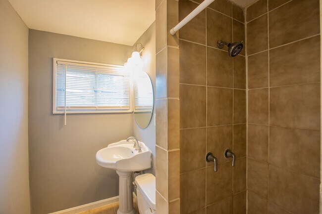 Building Photo - Amazing 4 BR/2 BA Semi-Detached Home in Ca...