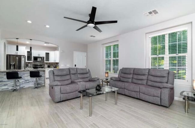 Building Photo - 2726 S Equestrian Dr