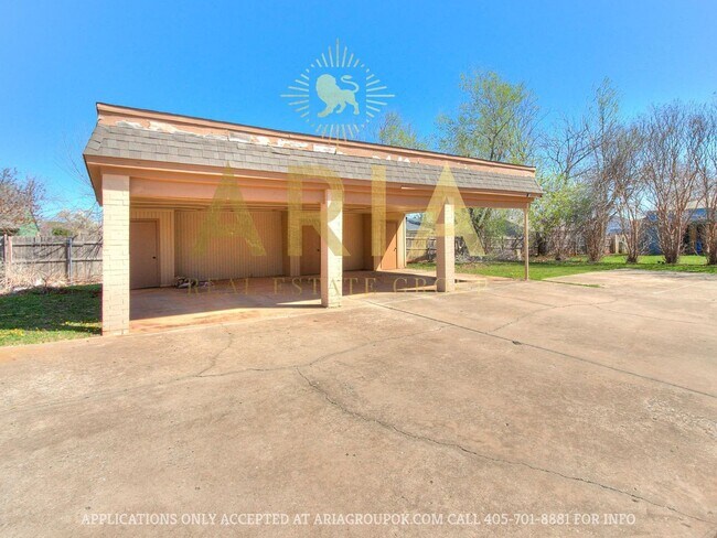 Building Photo - Spacious 2 Bed/1.5 Bath Townhouse in East ...