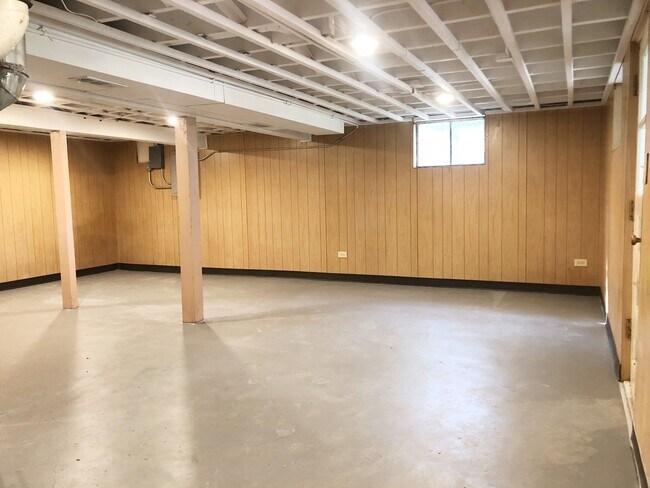 Building Photo - 23940 N Lakeside Dr