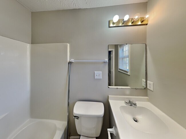 Building Photo - 546 Baron Dr