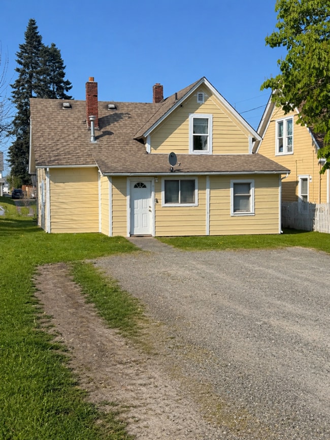 Building Photo - Single Family home located in the York Neighborhood