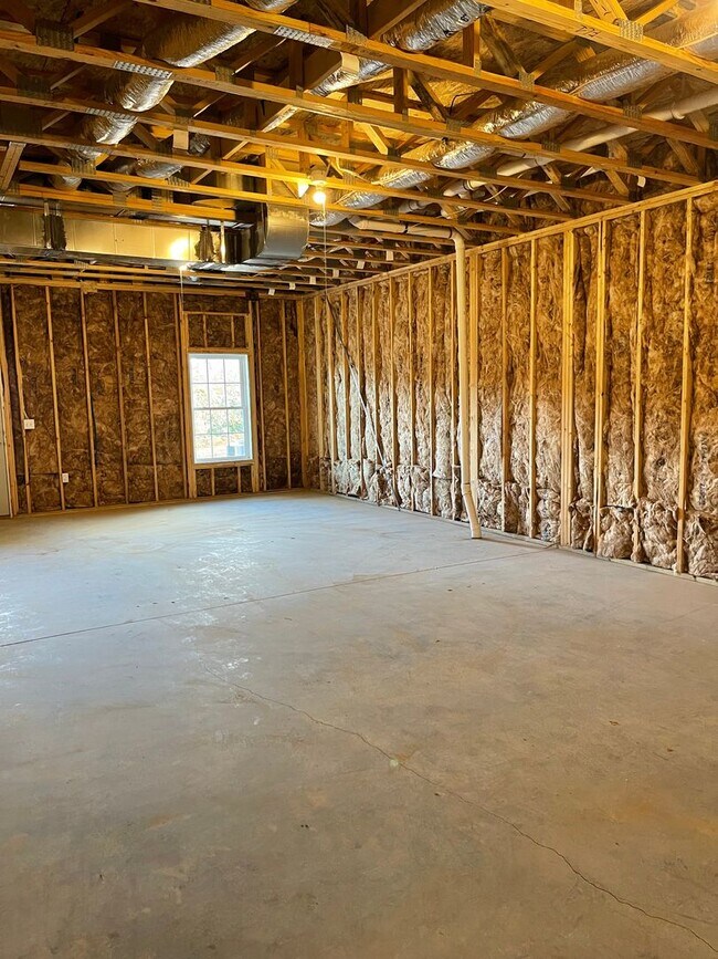 Building Photo - *LIKE NEW!* 3BR/2.5BA Townhouse in Crescen...