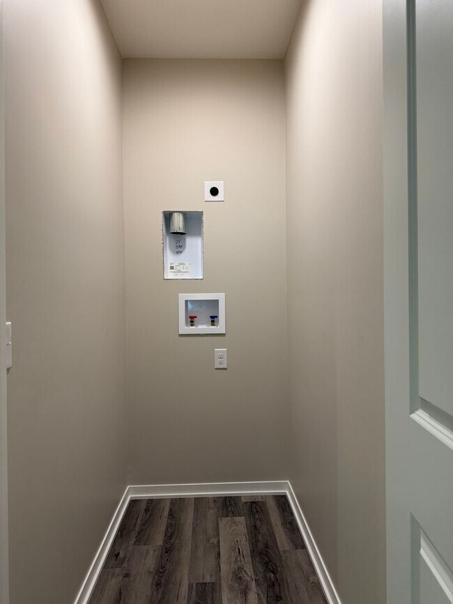 Building Photo - Beautiful ranch townhome with 2 stall gara...