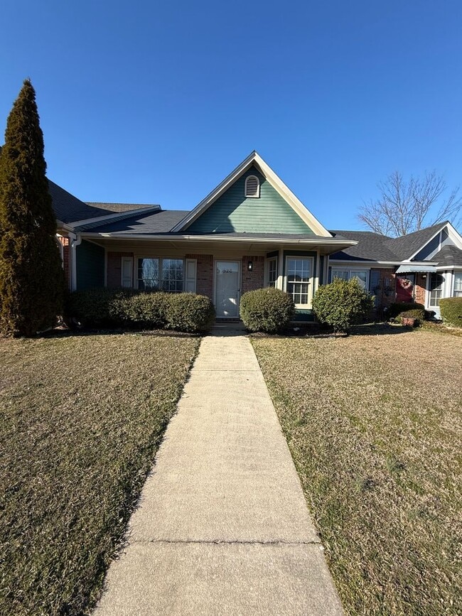 Building Photo - 2/2 Townhome Available Now!!