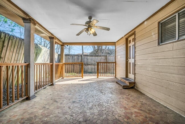 Building Photo - 2 bed/1 bath apartment