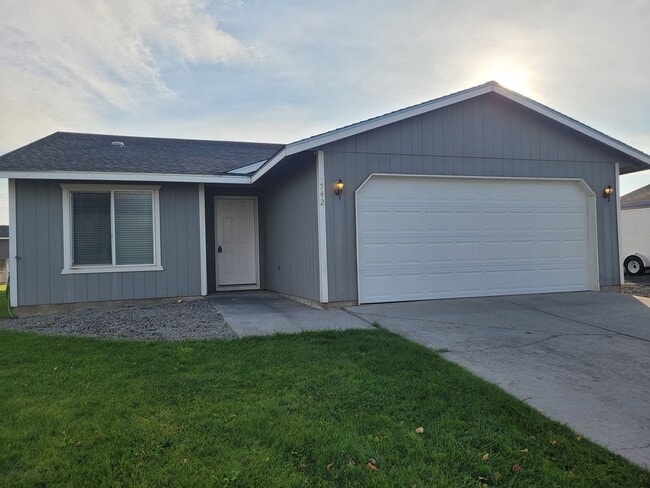 Primary Photo - NOVEMBER RENT FREE - 4 Bedroom House in Ep...