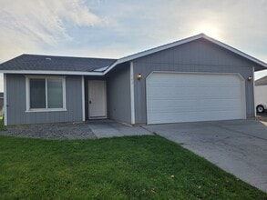 Building Photo - 1/2 OFF NOVEMBER RENT - 4 Bedroom House in...