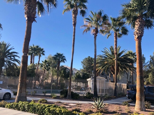 Building Photo - 3 BEDROOM & 2.5 BATH TOWNHOME LOCATED IN G...