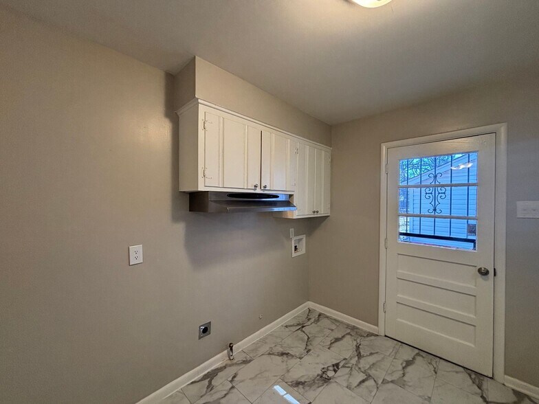 Building Photo - 4623 Violet Ave