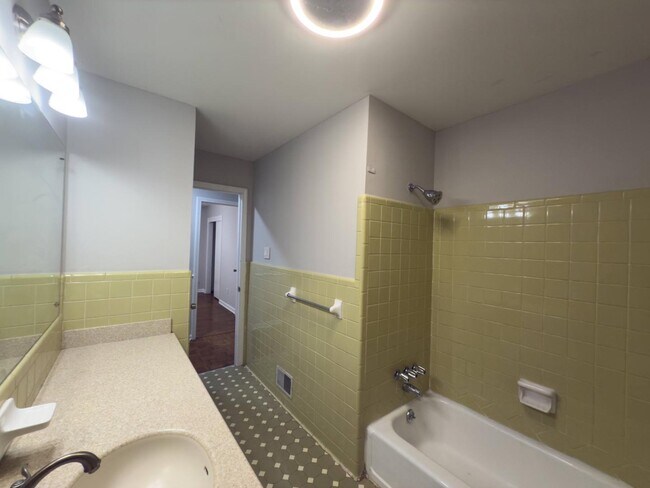 Building Photo - 964 Ridgewood Cir