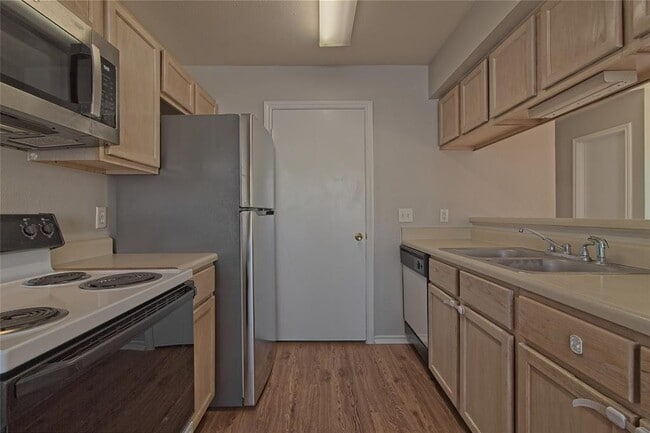 Building Photo - 2211 Creekside Ln