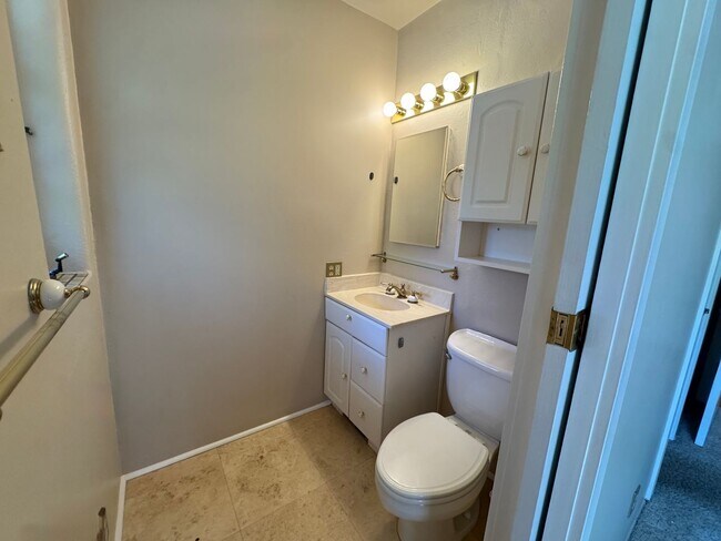 Building Photo - North Campus Gem!