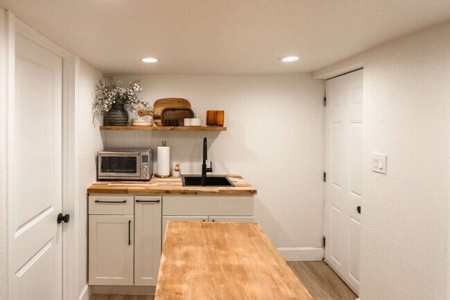 Building Photo - 300 Inca St