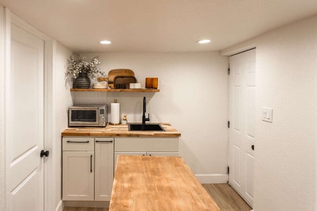 Building Photo - 300 N Inca St