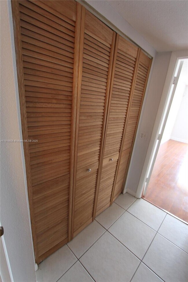 Building Photo - 9350 Fontainebleau Blvd