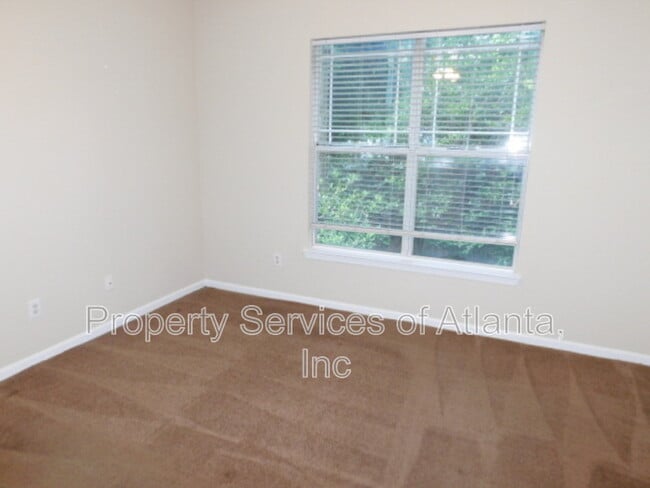 Building Photo - 5559 Glenridge Dr