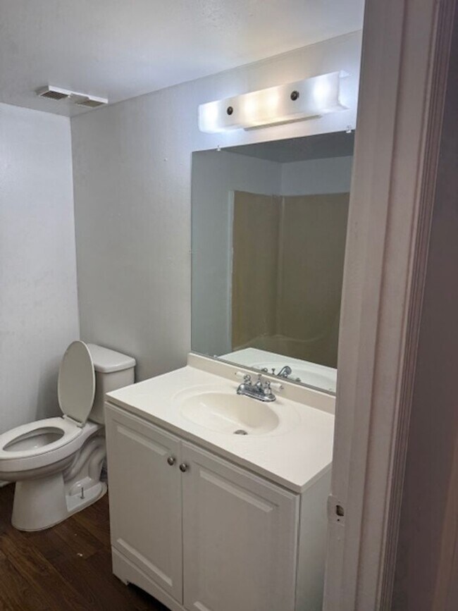Building Photo - Coral Gardens one bedroom condo