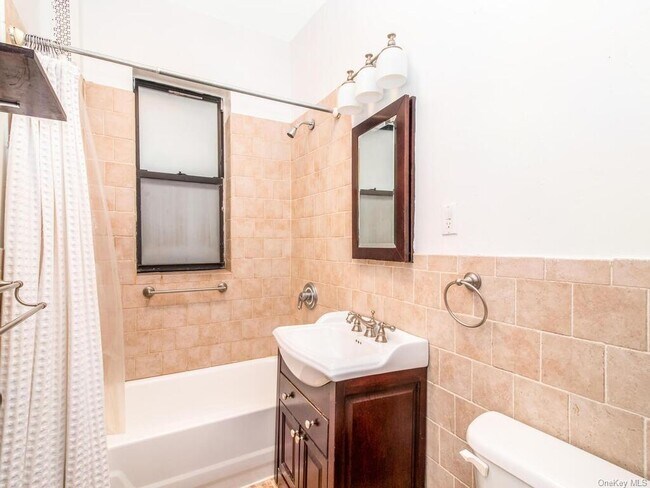 Building Photo - 860 W 181st St