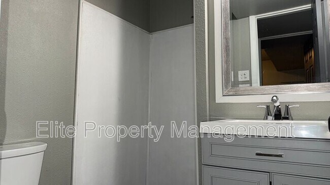 Building Photo - 4030 Ridge Dr
