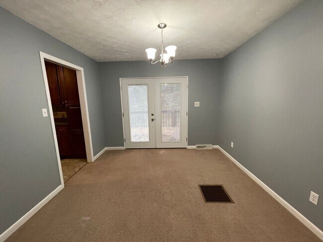 Building Photo - Large 4 bed/2 bath with garage - W. Hamble...