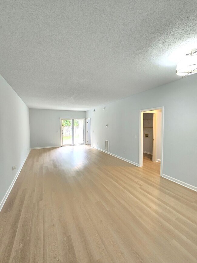 Building Photo - HAMPTON PLACE - First Floor condo near Pin...