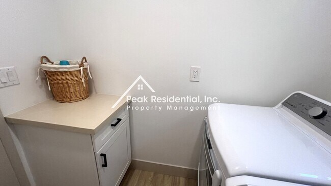 Building Photo - Updated 3bd/2b Home Near UCD Med Center!