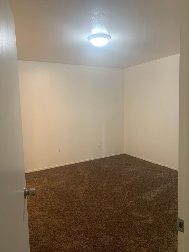 Building Photo - 6008 Hill Dale Ct