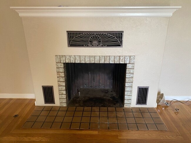Building Photo - 3 br, 1 bath House - 8227 E. Floral Ave