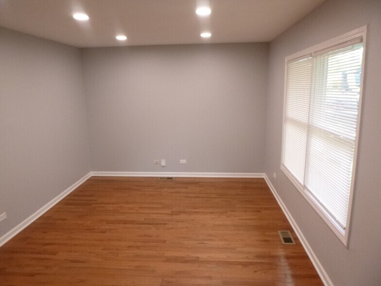 Building Photo - 305 Four Winds Way